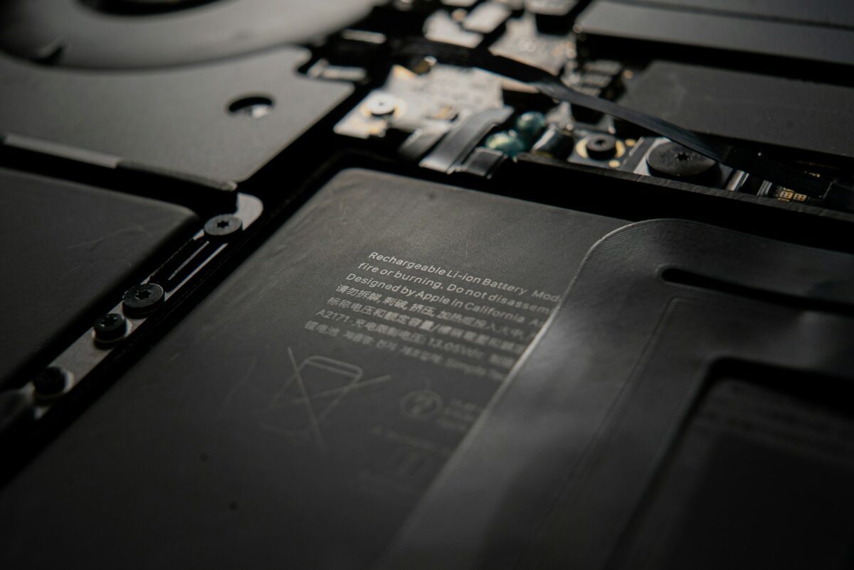 A MacBooks Lithium-Ion-Battery by Mika Baumeister