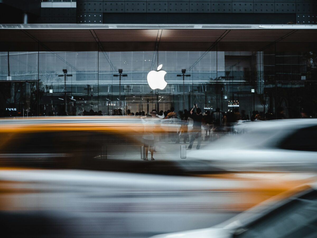 Apple Delays AI Glasses Launch to Late 2027