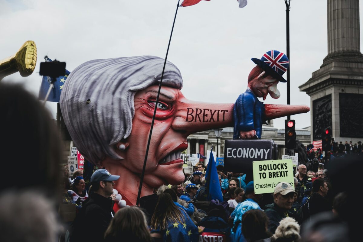 Illustration representing Britain’s economic ties with Europe and renewed political debate over Brexit’s long-term impact on trade and growth.