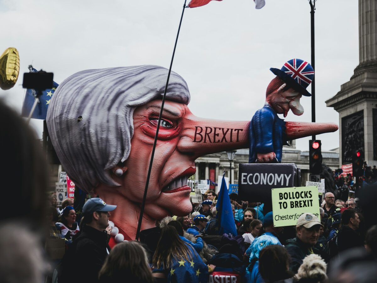 Illustration representing Britain’s economic ties with Europe and renewed political debate over Brexit’s long-term impact on trade and growth.