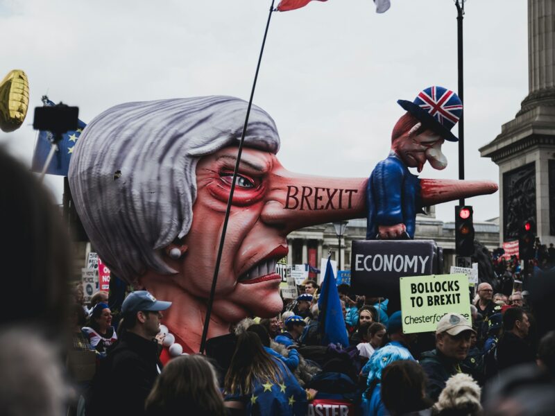 Illustration representing Britain’s economic ties with Europe and renewed political debate over Brexit’s long-term impact on trade and growth.