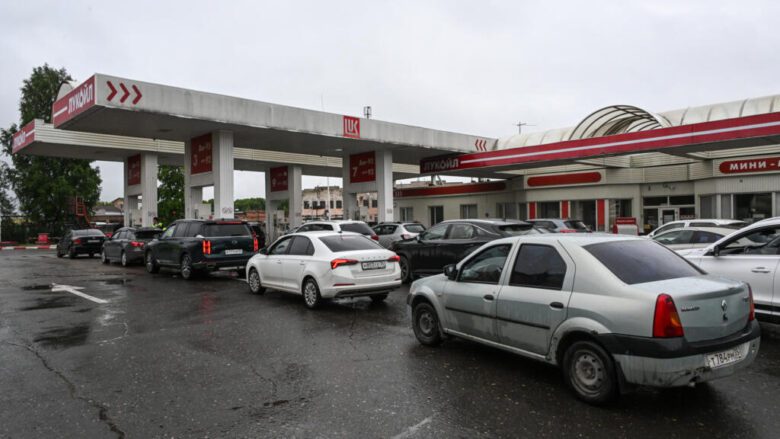 Russia Has Oil but Not Enough Fuel as the Cost of War Reaches the Pump